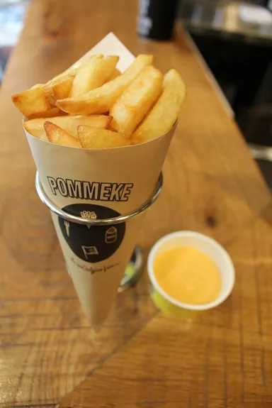 ベルジリアン フリッツ「POMMEKE」S 490円、M 590円、L 700円