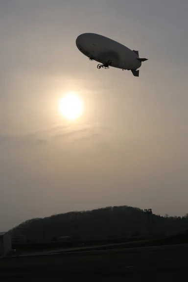 夕日受けて飛ぶ飛行船