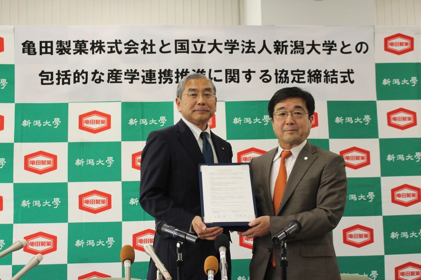 亀田製菓は、新潟大学との包括連携協定を
食品会社として初めて締結しました