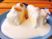 マシュマロで包み込んだアイスに冷たいチーズをかけて食べる『チーズフォンデュアイス』6月2日ネット販売開始！