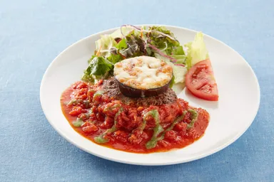 国産牛と鹿児島産黒豚のハンバーグ 米茄子グリルと濃厚トマトのイタリアン仕立て