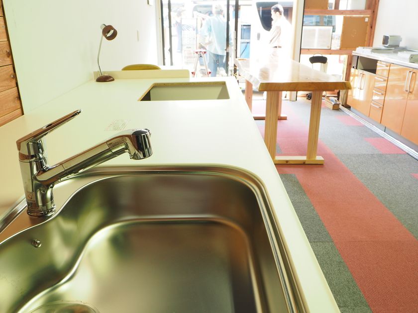 注文ミス・運搬時のキズで廃棄となる未使用の水廻り製品に着目
ワケあり製品を横浜の“モッタイナイ倉庫”で販売開始