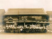 昭和2年　喫茶部（レストラン）開設当日の記念写真