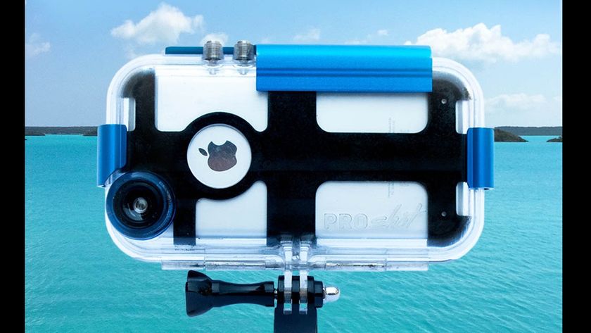 あなたのiPhoneがGo Proになる！　高性能レンズ、防水性、耐久性、耐衝撃性を一手にできる。「Pro Shot」が登場。