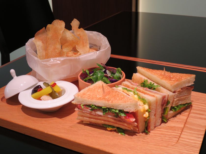 新宿小田急『カフェ・トロワグロ』の新メニュー
「アメリカンクラブハウスサンド」に注目！