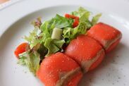 アラスカ産スモークサーモンと有機野菜のサラダ