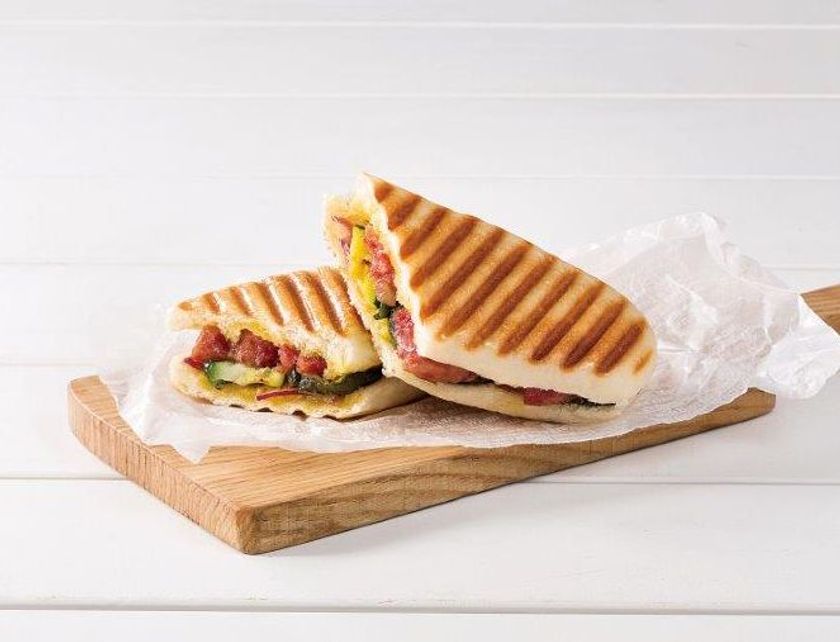 セガフレード、
イタリアのソフトサラミ“コテキーノ”を使ったパニーニなど、
夏の新フードメニューを6/14に発売