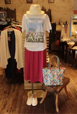 「六甲ミーツ・アート 芸術散歩2017」オフィシャルTシャツ 2,500円 （コーディネートした、帽子、バッグ、シューズ、スカートは、上記価格に含まれていません。問い合わせ先：ホルティ　078‐894‐2251）