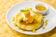 パイナップルとマンゴーのトロピカルパンケーキ