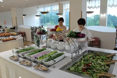 旬のめずらしい野菜を、サラダや調理長こだわりスムージーでご用意しています。