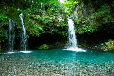 源頼朝がこの近くに陣を張ったことで名がついた「陣馬の滝」