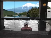 富士山を眺めながら入る温泉風呂は格別