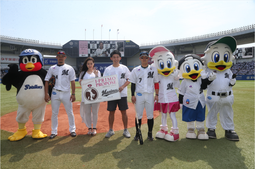 「始球式プロポーズ！」レポート　
プロ野球選手を目指した男性が鈴木 大地選手から
ストライクを取りプロポーズ大成功！
