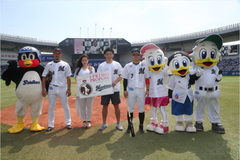 「始球式プロポーズ！」レポート　プロ野球選手を目指した男性が鈴木 大地選手からストライクを取りプロポーズ大成功！