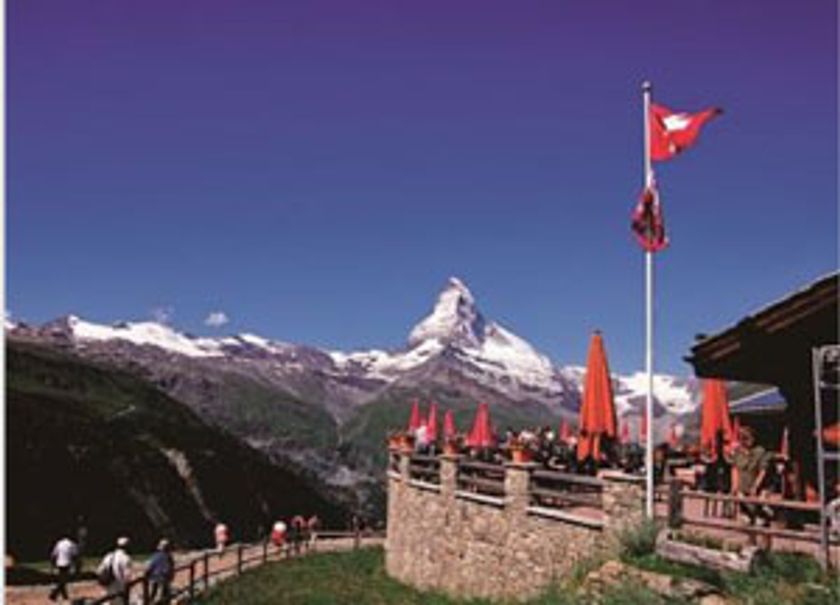 2017年夏休み 旅行予約動向
～海外は航空機・船のチャーターが需要を押し上げ～
〈海外138％〉欧州が復調！スイス・北欧が好調！！
〈国内110％〉九州・沖縄が人気! 長期滞在も拡大