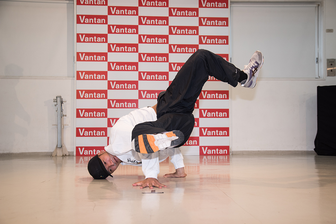 日本初 ブレイクダンスに特化した高校 ブレイキン専攻 18年4月開校 ブエノスアイレスユースオリンピックより正式種目となったブレイキン ブレイクダンス 開校に先駆けて記者発表会を実施 現役高校生 岡田結実さんブレイキン初体験 株式会社 バンタンのプレス 日本初 ブレイクダンスに特化した高校 ブレイキン専攻 18年4月開校 ブエノスアイレスユースオリンピックより正式種目となったブレイキン ブレイクダンス 開校に先駆けて記者発表会を実施 現役高校生 岡田結実さんブレイキン初体験 株式会社 バンタンのプレス
