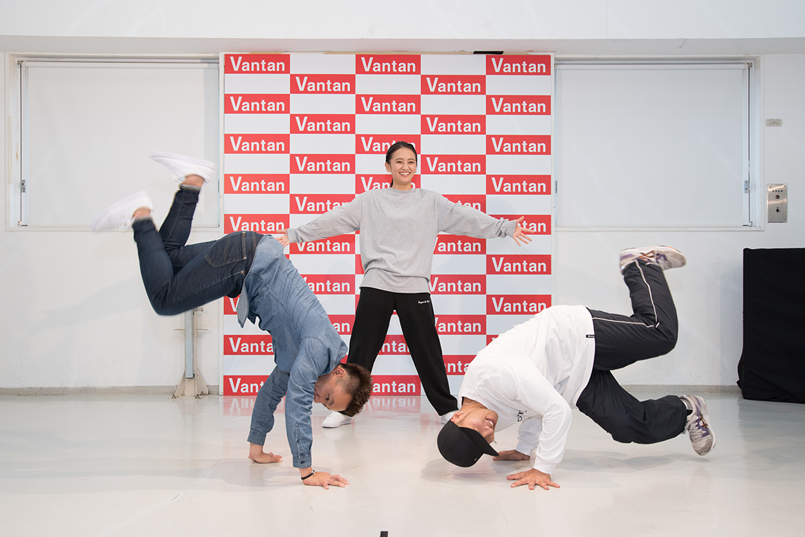 日本初 ブレイクダンスに特化した高校 ブレイキン専攻 18年4月開校 ブエノスアイレスユースオリンピックより正式種目となったブレイキン ブレイクダンス 開校に先駆けて記者発表会を実施 現役高校生 岡田結実さんブレイキン初体験 株式会社 バンタンのプレス 日本初 ブレイクダンスに特化した高校 ブレイキン専攻 18年4月開校 ブエノスアイレスユースオリンピックより正式種目となったブレイキン ブレイクダンス 開校に先駆けて記者発表会を実施 現役高校生 岡田結実さんブレイキン初体験 株式会社 バンタンのプレス