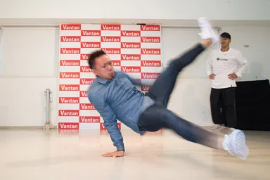 THE FLOORRIORZ（ザ・フローリアーズ）のメンバーによる、世界最高峰のブレイキン！