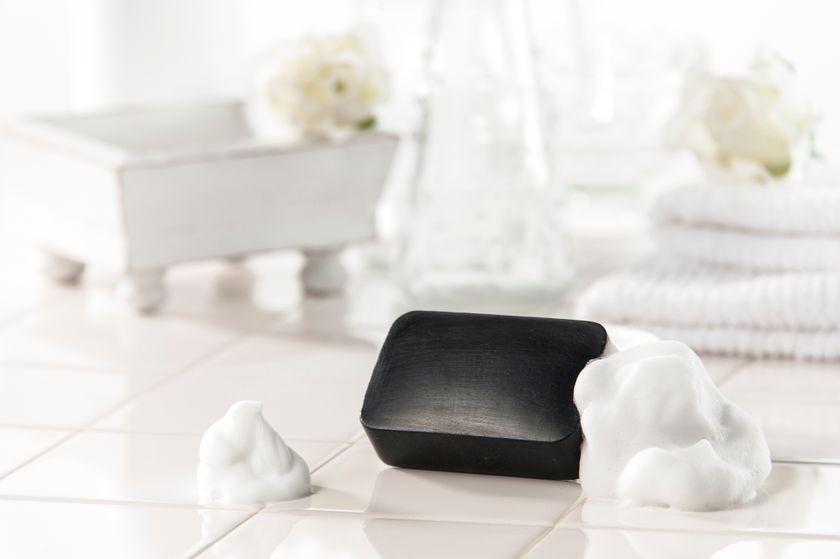 毛穴・ニキビケア特化型“炭石鹸”
構想から3年半!有効成分2つ配合の医薬部外品として発売