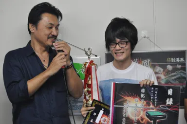 前回(第4回鳳凰杯)優勝時の「麻雀倶楽部くまさん」(右)と解説＆プレゼンター・加藤哲郎氏(左)