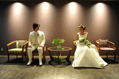 会場蔵の間前の洋装花嫁花婿