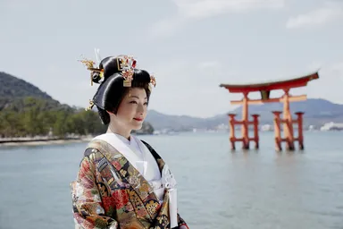 宮島大鳥居前の打掛花嫁