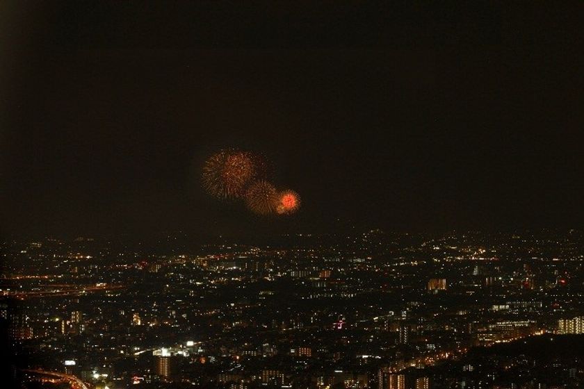 「ハルカス300（展望台）」で鑑賞する
大阪２大花火大会
『教祖祭ＰＬ花火芸術(8/1)』
『なにわ淀川花火大会(8/5)』
開催日に特別営業実施