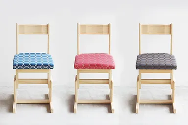 3色展開の「2本脚チェア　fabric」