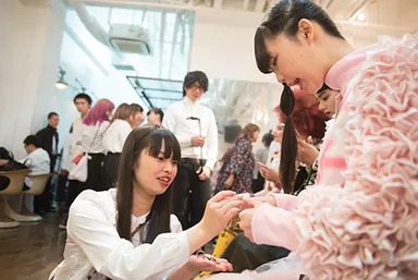 ショー前の学生やモデルの様子(5)