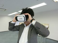 パターンオーダーオフィスをVRで体感している様子