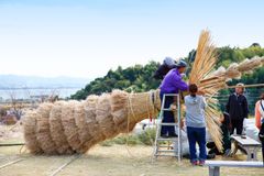 授業参考例(2)近江八幡市の伝統祭礼に登場するヨシ松明を制作するワークショップ