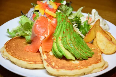 サーモンとアボカドのパンケーキプレート(ドリンク付き)￥1,150(税抜)