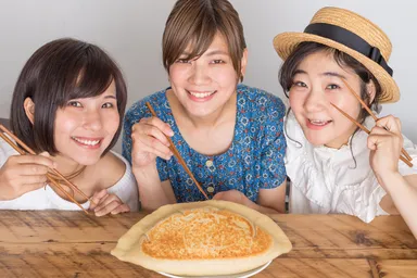 メガ餃子を囲んで