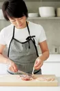 藤井恵さんが鶏肉の脂肪の除き方をはじめ、調理の際のカロリーダウンのポイントをていねいにレクチャー