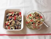 （左）蒸しなすともち麦のマリネ（右）もち麦と豆とカラフル野菜のサラダ