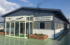 日本航空学園、CA育成の実習施設を新設　“教員の手作り”によるモックアップで機内を忠実に再現