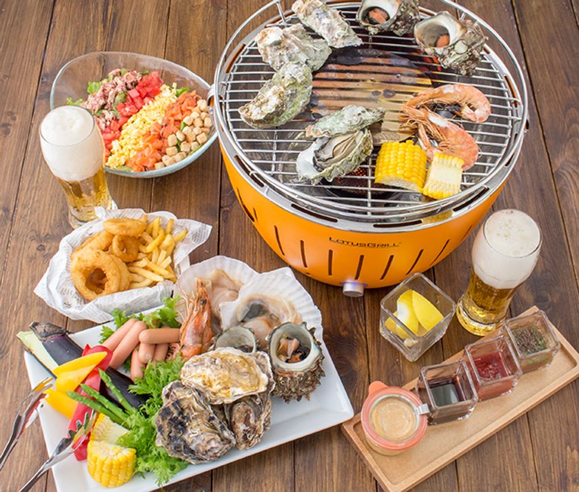 横浜港の潮風を感じるテラス席で夜景と楽しむ
オイスターバーの「シーフードＢＢＱプラン」3,000円～新登場！