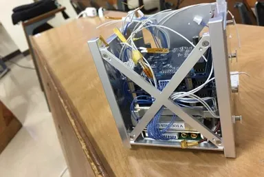 手のひらサイズ10cm立方の人工衛星