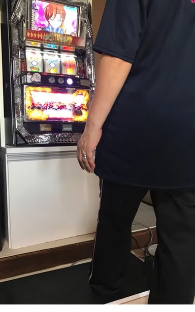 足パッドを使ってスロットを止める