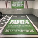 東京ミッドタウンの駐車場のサイン表示に「3M(TM) スコッチカル(TM) ペイントフィルムシリーズ」が採用！営業を停止せず、短時間で「思いやり駐車場」の視認性をアップメタリックな質感を生かしたデザインを可能に