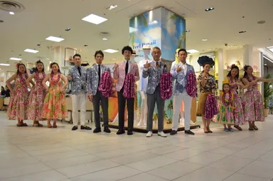 松屋銀座　ハワイフェア初日のお出迎えの様子