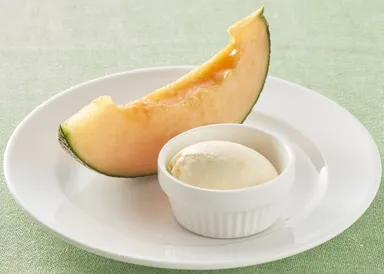 北海道産らいでんメロンバニラアイス添え