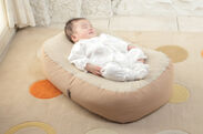赤ちゃんの寝かしつけにぴったりなCカーブ授乳ベッド「おやすみたまご」7月15日よりサマーセール開催！