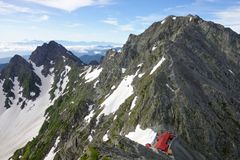 穂高岳山荘と奥穂高岳、前穂高岳