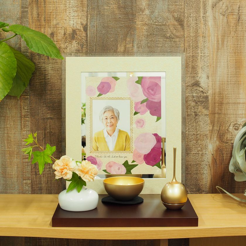 日比谷花壇のお葬式サービス
“フラワリーフューネラル”
お葬式やお別れの会当日に飾った花を
押し花加工してデザインする遺影額
「エターナルメモリアルフレーム『花いのり』」
7月1日（土）発売