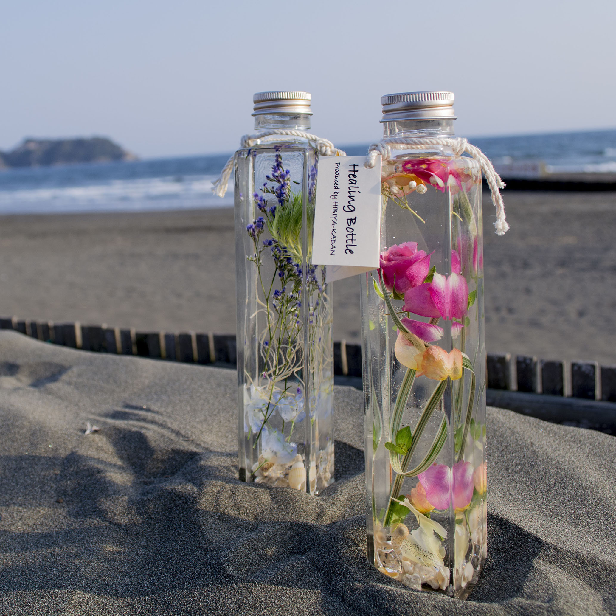 ガラスボトルの中に花がふわりと浮かぶインテリア Healing Bottle の夏限定モデルをhibiya Kadan Styleの店舗 オンラインショッピングサイトで販売 株式会社日比谷花壇のプレスリリース
