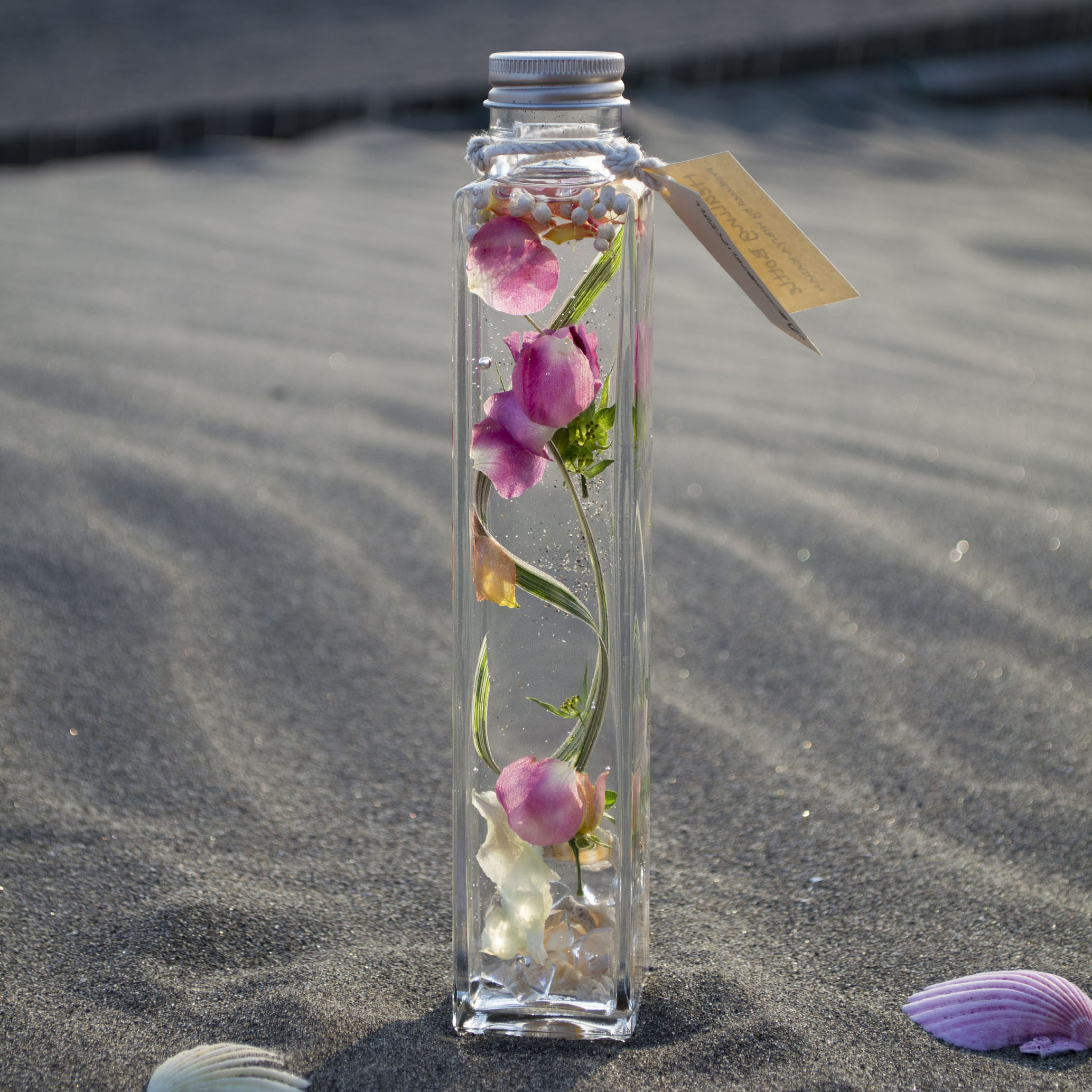 ガラスボトルの中に花がふわりと浮かぶインテリア Healing Bottle の夏限定モデルをhibiya Kadan Styleの店舗 オンラインショッピングサイトで販売 株式会社日比谷花壇のプレスリリース