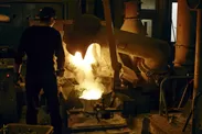 高岡銅器：千数百度の高温で溶かした金属を型に流し込む鋳造法