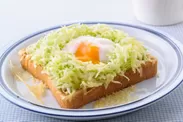 「草津温泉卵トースト」 コンビニでも買える食材を組み合わせて、 野菜とたんぱく質もしっかり補給！