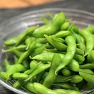 豆と野菜の中間とも言える枝豆は、その両方の栄養的特徴を兼ね備えたハイブリッドな緑黄色野菜なのです。